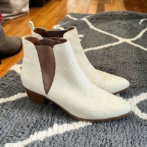 DONATING 6/25! Steve Madden Cream Ankle Booties size 6